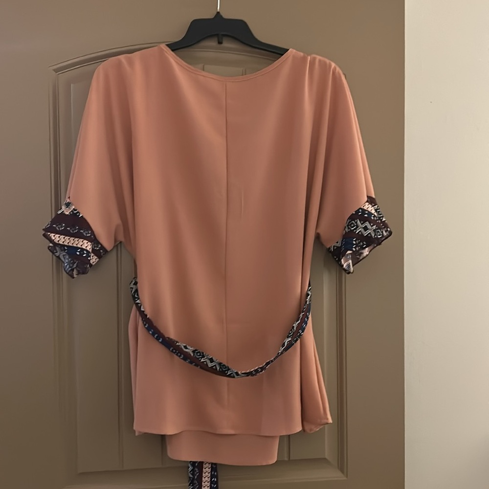 EUC Pretty Blouse 🫶🏽 - Picture 6 of 7